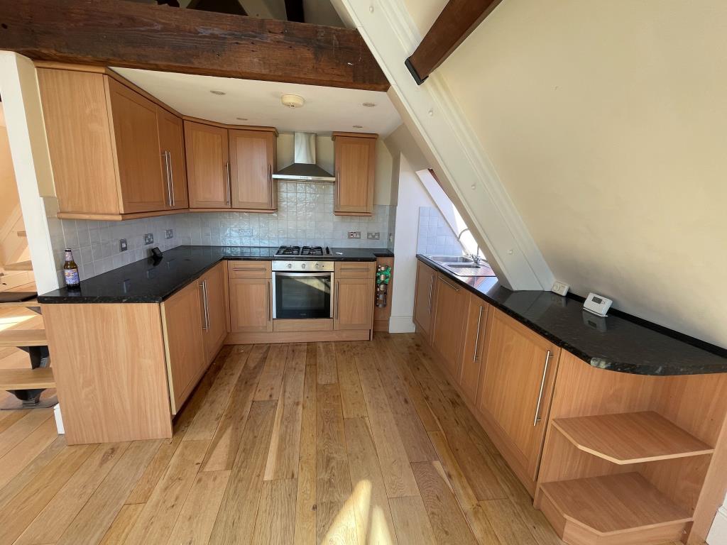 Lot: 139 - QUIRKY AND WELL PRESENTED TWO-BEDROOM FLAT WITH SEA VIEWS - Kitchen with fitted units